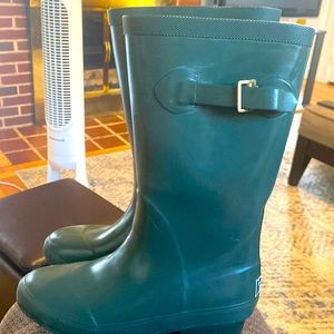 L.L. Bean Willie kids green rain boots, absolutely adorable! Size 2 toddler